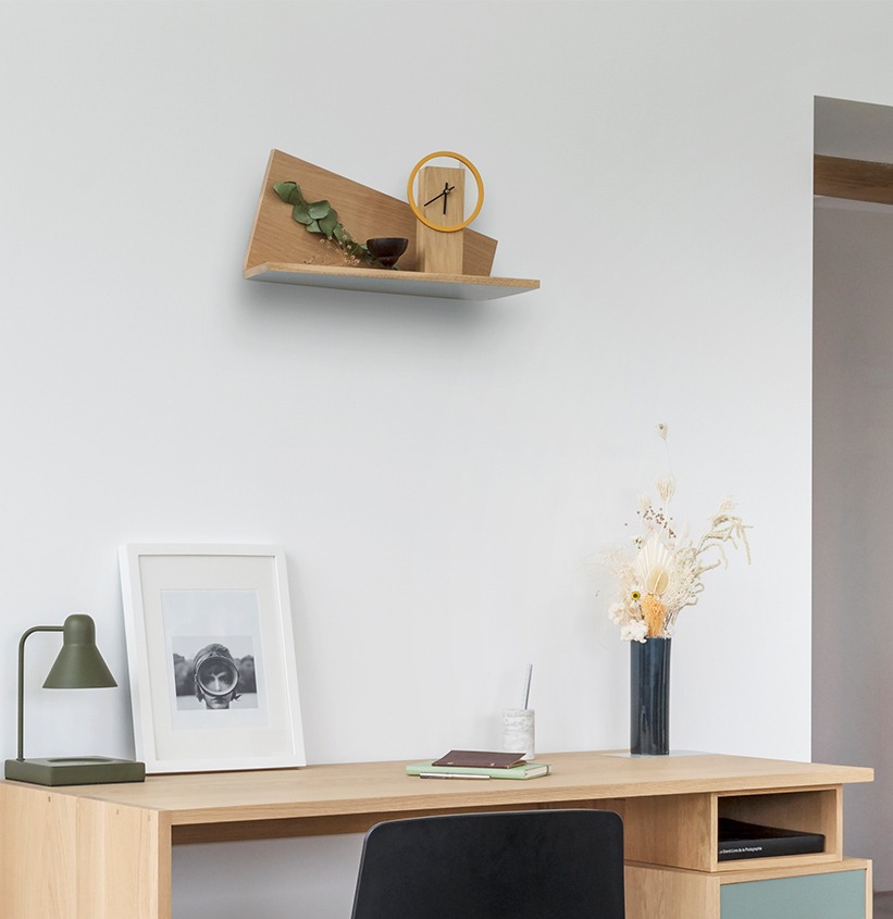 idée agencement décoration murale mur blanc étagère en bois massif chêne naturel horloge à poser bureau vase soliflore rangement mural