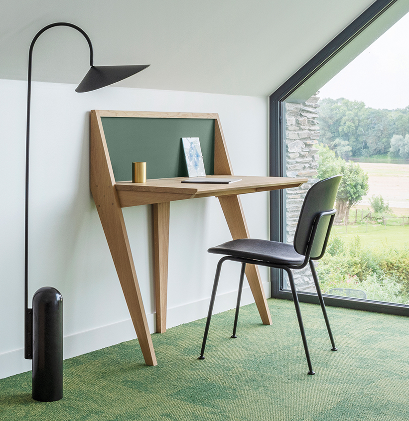 bureau connecté port USB dissimulé dans trappes de rangement bureau COMPAS en chêne massif bois français géré durablement