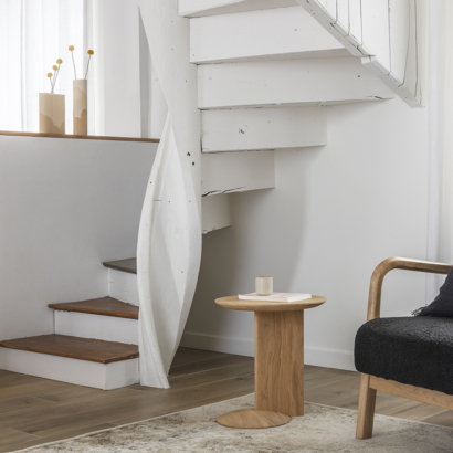 aménagement sous escalier table d’appoint ESSEPHE inspiration aménagement sous escalier colimaçon espace coin lecture table d'appoint bois massif ESSEPHE