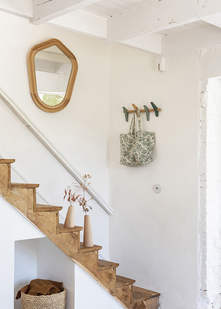 aménagement cage escalier bois rangement appoint niche intégrée poutre apparente association bois et blanc