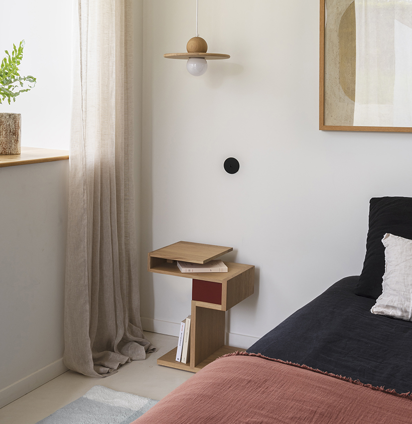 décoration de chambre minimaliste bout de chevet en bois massif lampe de chevet suspendue chêne naturel rideau semi-opaque dégradé gris couleurs neutres
